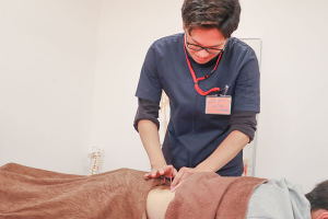 まいれ鍼灸整骨院・整体院　大津市堅田院の鍼灸の施術風景画像