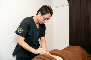 巣鴨総合治療院・整骨院　西巣鴨院の鍼灸の施術風景画像