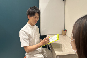 もりわき鍼灸整骨院　みのおキューズモール院のカウンセリング風景画像です。