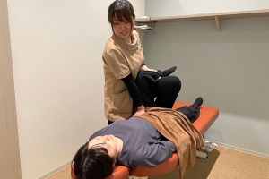 もりわき鍼灸整骨院　みのおキューズモール院の骨盤矯正施術の施術風景画像です。