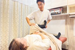 ザバス鍼灸整骨院　高槻富田院の骨盤矯正施術の施術風景画像です。