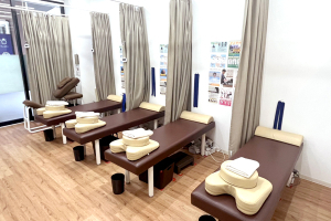 名倉堂鍼灸院・接骨院　ブランチ福岡下原で整体施術を受ける内観画像