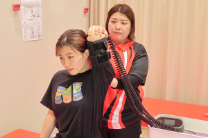 Ｊａｐａｎ　Ｓｔｒｅｔｃｈ　ＫＩＴＴＥ丸の内院ストレッチ施術の施術風景画像です。