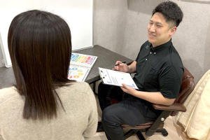 ＧＲＯＷ　ＵＰ　鍼灸整骨院　阪急茨木市駅前のカウンセリング風景画像です。