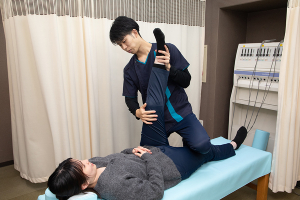 ＮＯＭＯＫＯＴＳＵ鍼灸院整骨院　亀有北口院のストレッチの施術風景画像です。