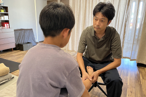 アスリートケアながさわ治療院　【鍼灸】の整体のカウンセリング風景画像です。