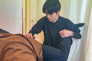 リ・ムーヴ鍼灸整体院　大宮駅前院のスポーツ整体の施術風景画像です。