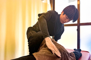 リ・ムーヴ鍼灸整体院　大宮駅前院の骨盤矯正の施術風景画像です。