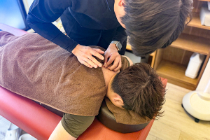 リ・ムーヴ鍼灸整体院　大宮駅前院の肩こりに対する施術風景画像です。