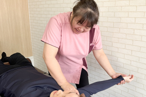 苫小牧なか接骨治療院の四十肩に対する施術風景画像です。