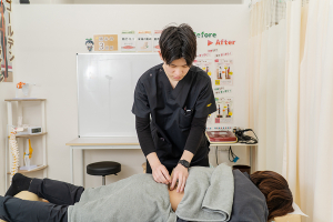 茅ヶ崎駅前あおば接骨院・はりきゅう院の鍼灸の施術風景画像