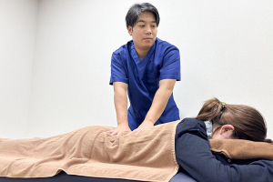 ゆいまる整骨院の腰痛に対する施術風景画像です。