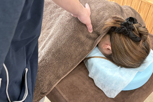 Ｓｍｉｌｅ整骨院の肩こりに対する施術風景画像です。