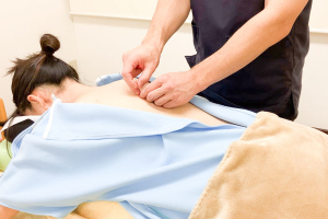 新潟すばる鍼灸・リハビリ整体の鍼の施術風景画像です。