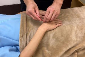 新潟すばる鍼灸・リハビリ整体の手足のしびれに対する施術風景画像です。