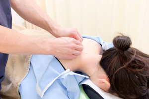 新潟すばる鍼灸・リハビリ整体の肩こりに対する施術風景画像です。