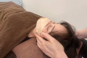 鍼灸×整体ｓａｌｏｎ　ｉの整体の施術風景画像です。