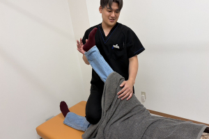 千扇接骨院　八王子院の施術風景画像です。