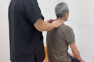 田中接骨院の肩こりに対する施術風景画像です。