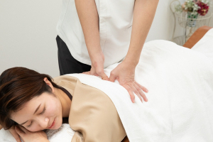 はり・きゅう・マッサージ　たまプラ治療院のあん摩マッサージの施術風景画像です。