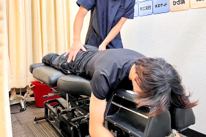 ぷらむろーど杉田整骨院・鍼灸院の骨盤矯正の施術風景画像です。