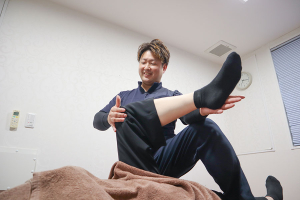小顔・姿勢・骨盤矯正専門整体　ＡＩＬＥ　ＳＨＩＧＡの骨盤矯正の施術風景画像です。