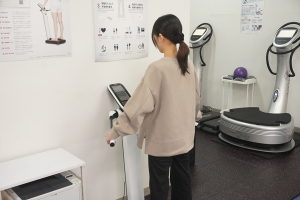 ＮＡＯＳＥＬ西熊本整骨院のEMSの施術風景画像です。