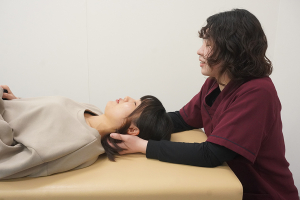 ＮＡＯＳＥＬ西熊本整骨院の頭痛・偏頭痛に対する施術風景画像です。