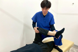 ＮＡＯＳＥＬ西熊本整骨院の膝痛に対する施術風景画像です。