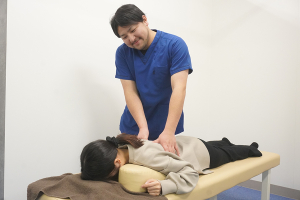 ＮＡＯＳＥＬ西熊本整骨院のぎっくり腰に対する施術風景画像です。