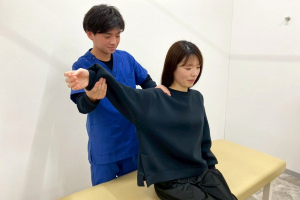 ＮＡＯＳＥＬ西熊本整骨院の肩こりに対する施術風景画像です。