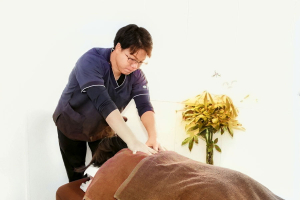 蒼整骨院　吉祥寺東急ＲＥＩホテル店の矯正の施術風景画像です。