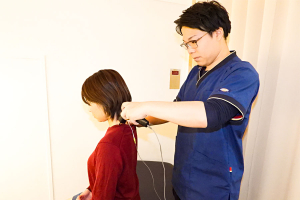 蒼整骨院　吉祥寺東急ＲＥＩホテル店の保険適用（柔道整復師）の施術風景画像です。