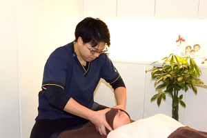 蒼整骨院　吉祥寺東急ＲＥＩホテル店の頭痛・偏頭痛に対する施術風景画像です。