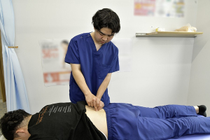 マーサ鍼灸整骨院　山梨学院大学前院の鍼灸の施術風景画像です。