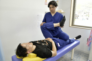 マーサ鍼灸整骨院　山梨学院大学前院の膝痛の悩みに対する施術風景画像です。