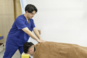 マーサ鍼灸整骨院　山梨学院大学前院の肩こりの悩みに対する施術風景画像です。