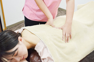 たかみや鍼灸接骨院　平出院の施術風景画像です。