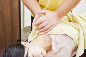 たかみや鍼灸接骨院　平出院の肩こりに対する施術風景画像です。