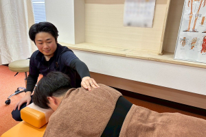 まいれ鍼灸整骨院・整体院　東近江院のスポーツ整体の施術風景画像です。