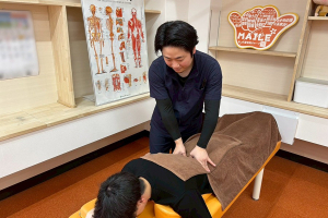 まいれ鍼灸整骨院・整体院　東近江院の骨盤矯正の施術風景画像です。