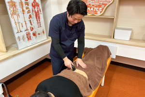 まいれ鍼灸整骨院・整体院　東近江院のぎっくり腰に対する施術風景画像です。