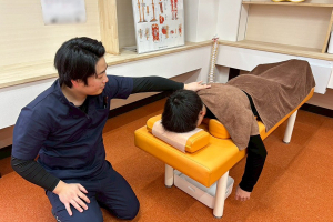 まいれ鍼灸整骨院・整体院　東近江院の肩こりに対する施術風景画像です。