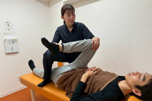 まいれ鍼灸整骨院・整体院　南草津院の整体の施術風景画像です。