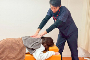 まいれ鍼灸整骨院・整体院　南草津院の肩こりに対する施術風景画像です。