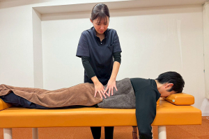 まいれ鍼灸整骨院・整体院　南草津院のぎっくり腰に対する施術風景画像です。