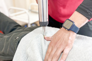 クレアーレ接骨院・整体院　真法院の腰痛に対する施術風景画像です。