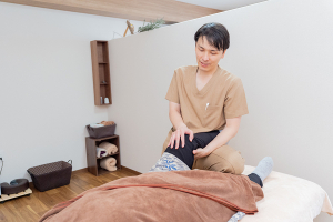 ととのえ整体整骨院　宮崎清水院の膝痛に対する施術風景画像です。