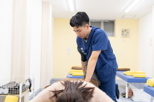 マーサ鍼灸整骨院　新小岩院の骨盤矯正の施術風景画像です。