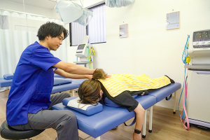 あおば整骨院　蕨院の肩こりに対する施術風景画像です。